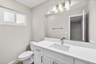 1024 Mission Townhomes in Costa Mesa, CA - Foto de edificio - Building Photo