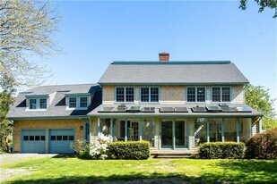 304 3rd Beach Rd in Middletown, RI - Building Photo