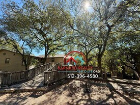 402 N Fredericksburg St in San Marcos, TX - Building Photo