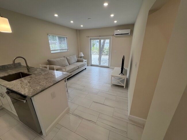 191 Anchorage St, Unit A in Fort Myers Beach, FL - Foto de edificio - Building Photo