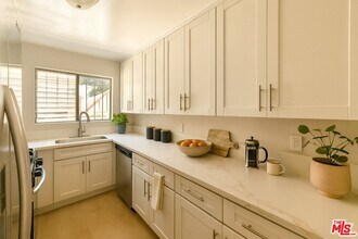 925 S Holt Ave in Los Angeles, CA - Building Photo - Building Photo