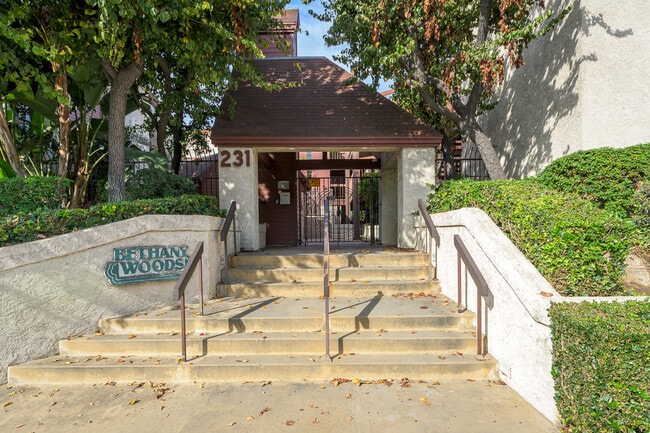 231 Bethany Rd, Unit 104 in Burbank, CA - Building Photo - Building Photo
