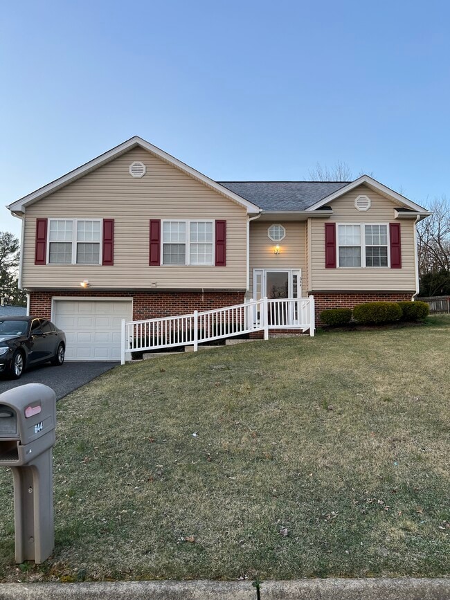 644 Edwardian Ln in Waynesboro, VA - Building Photo - Building Photo