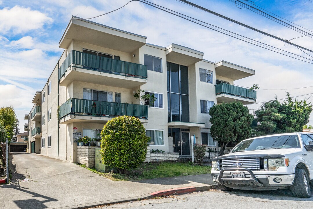 Cypress Manor in San Leandro, CA - Building Photo