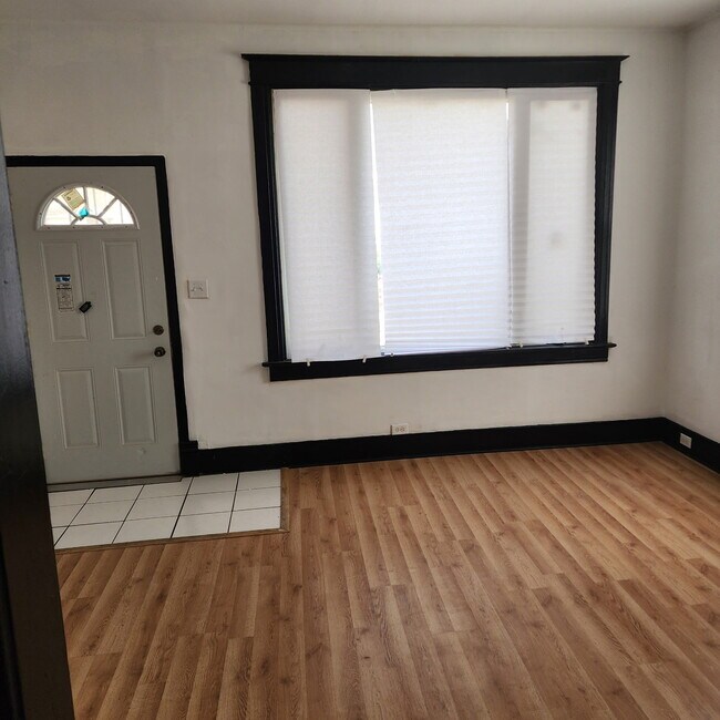 1528 Thorn St, Unit First floor in Chicago Heights, IL - Foto de edificio - Building Photo