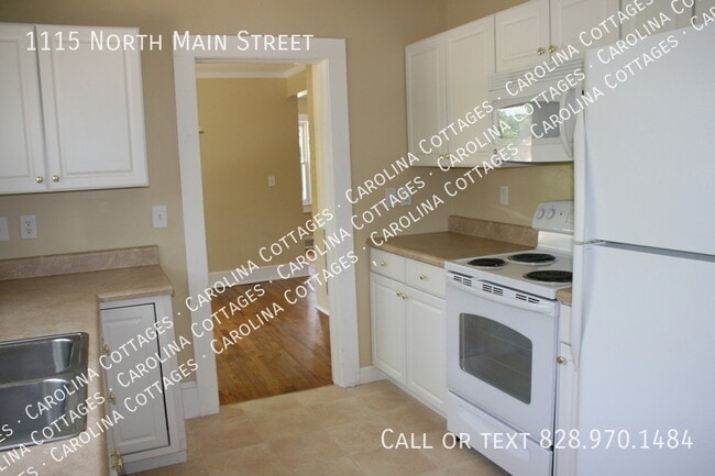 1115 N Main St in Hendersonville, NC - Building Photo - Building Photo