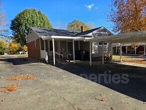 404 Oakgrove Dr in Graham, NC - Building Photo - Building Photo