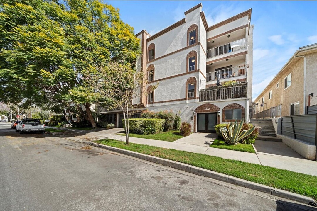 1616 Granville Ave in Los Angeles, CA - Building Photo