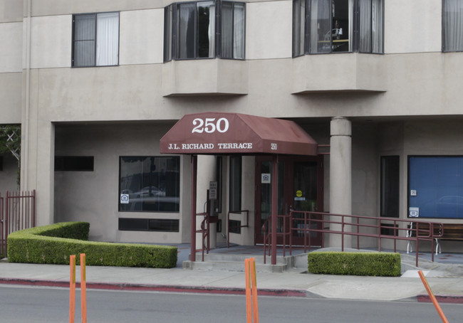 J. L. Richard Terrace in Oakland, CA - Foto de edificio - Building Photo