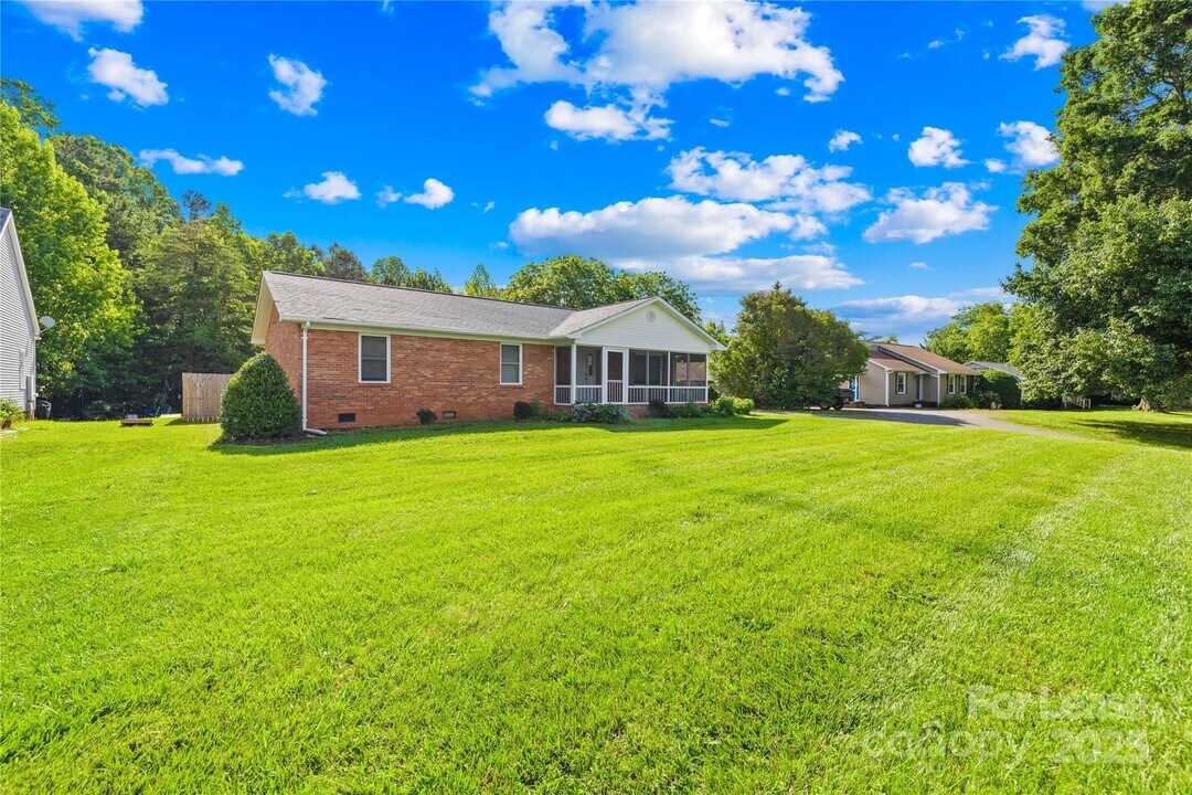 13715 Mayes Rd in Huntersville, NC - Foto de edificio