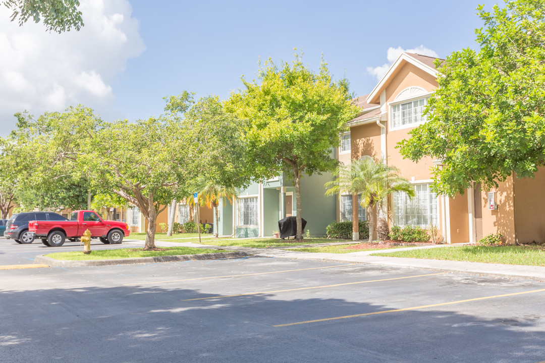 San Sherri Villas in Homestead, FL - Foto de edificio