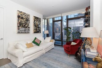 60 S 8th St, Unit 330 in Brooklyn, NY - Foto de edificio - Building Photo