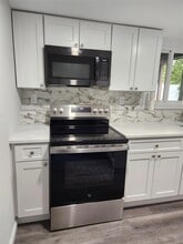 27 Estates Ln in Shoreham, NY - Foto de edificio - Building Photo