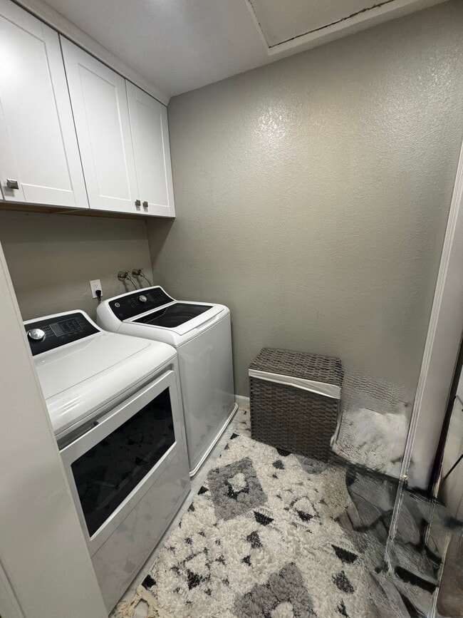 property at 2911 La Terrace Cir