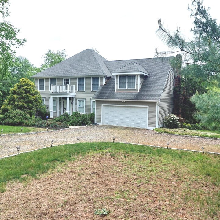 3 Stone House Rd in Shelton, CT - Building Photo
