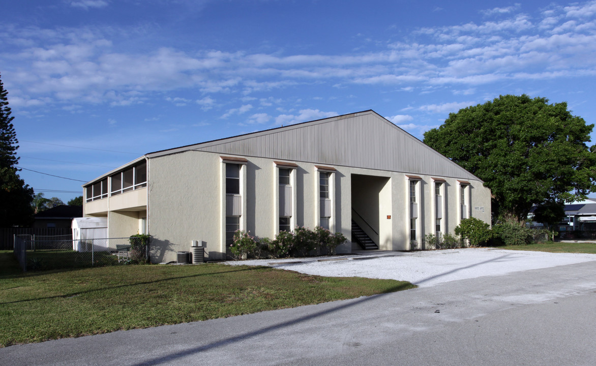 Hayes Apartments in Sarasota, FL - Foto de edificio