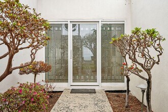 18145 Kingsport Dr in Malibu, CA - Foto de edificio - Building Photo