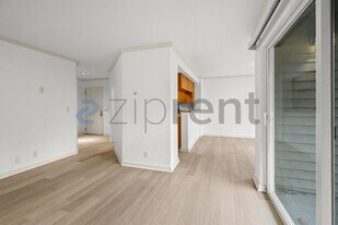 12036 100th Ave NE in Kirkland, WA - Building Photo