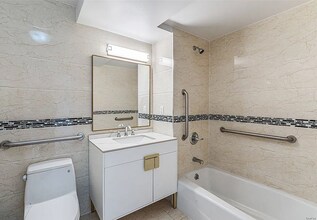 136-21 Latimer Pl in Queens, NY - Building Photo - Building Photo