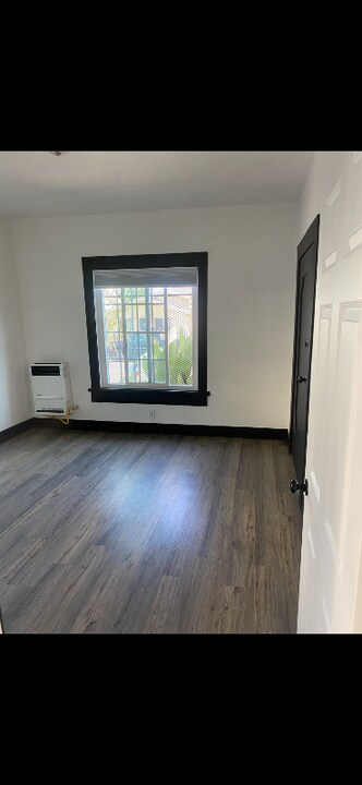 208 1/2 W 42nd Pl in Los Angeles, CA - Building Photo