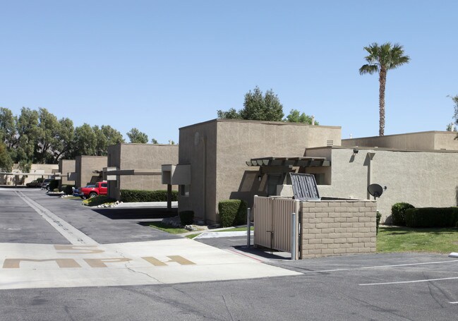 Casa West Apartments in Desert Hot Springs, CA - Foto de edificio - Building Photo