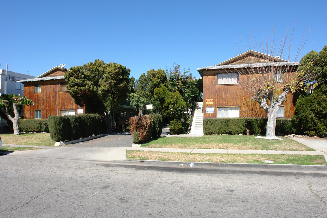 14129 Gilmore St in Van Nuys, CA - Foto de edificio