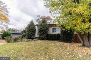 6609 Bowie Dr in Springfield, VA - Building Photo