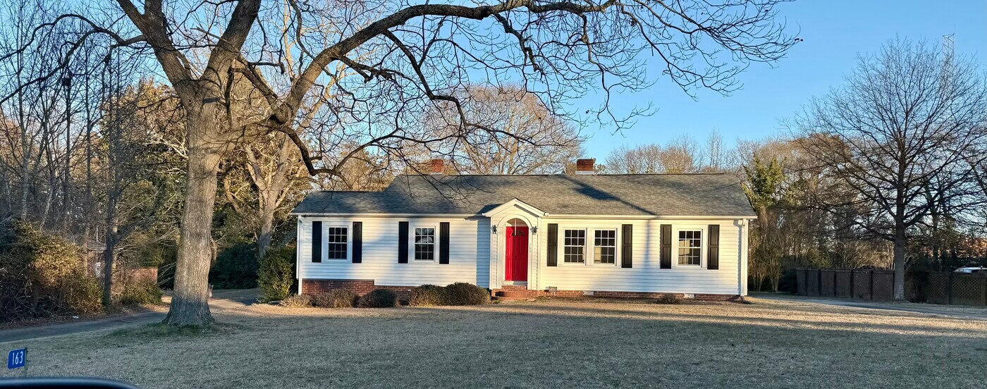 163 Cleveland Ave in Hartwell, GA - Building Photo