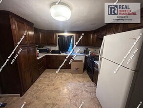 83 1/2 W Hollis St in Nashua, NH - Building Photo - Building Photo