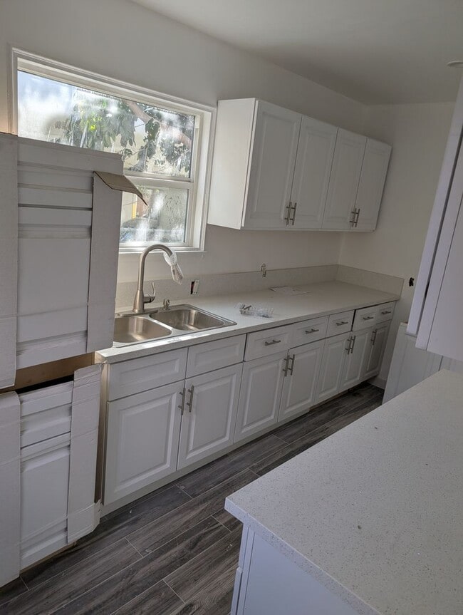 property at 1194 N Kingsley Dr