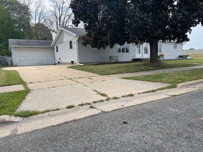 703 Coolidge Ave in Little Chute, WI - Building Photo - Building Photo