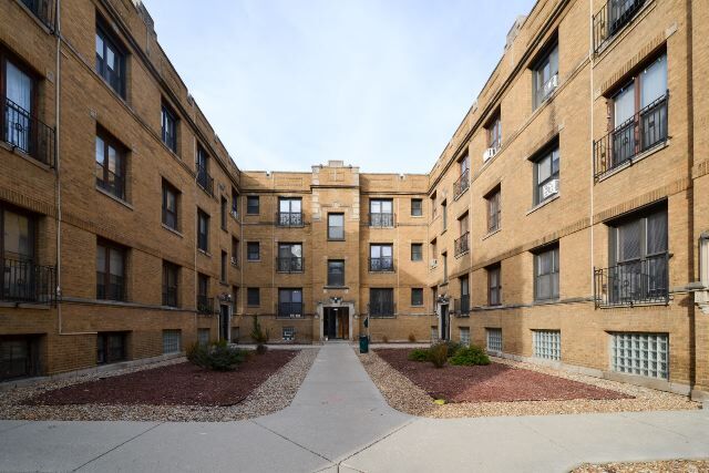 property at 724 W Roscoe St