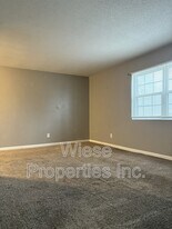 1113 Grooms in Pawnee, IL - Building Photo