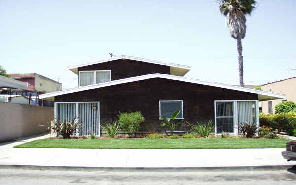 1321 Roycroft Ave in Long Beach, CA - Foto de edificio - Building Photo