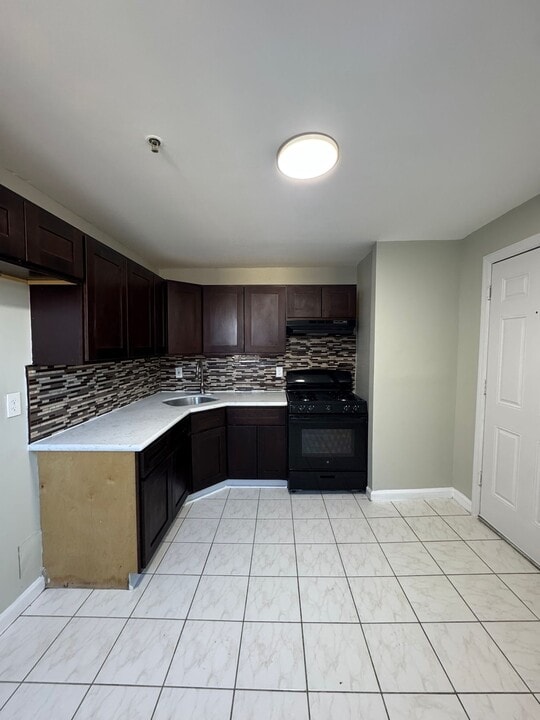 96 Eaton Pl, Unit 3R in East Orange, NJ - Building Photo