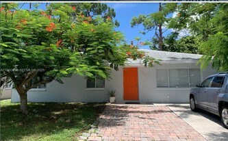 5237 Warren St in Naples, FL - Building Photo