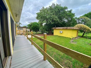 14131 NW 3rd Ave in Miami, FL - Foto de edificio - Building Photo