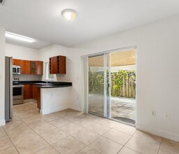 10832 NW 74th Ct in Hialeah, FL - Building Photo - Building Photo