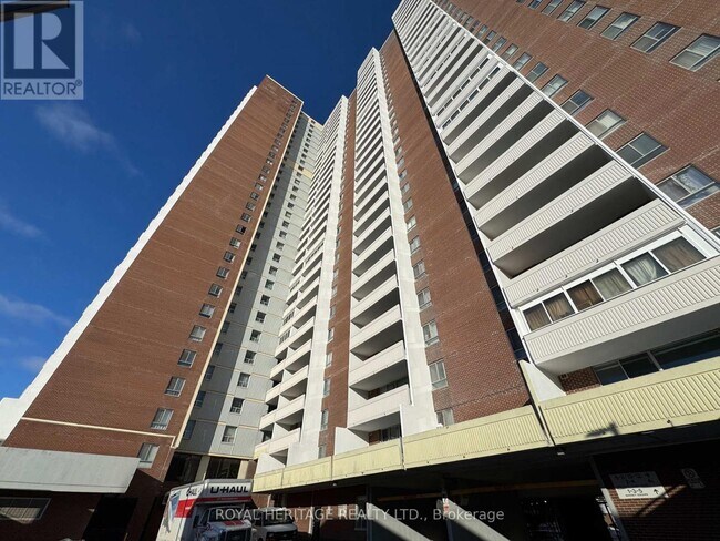 1 Massey Square in Toronto, ON - Building Photo - Building Photo