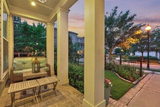 2 E Rafters Row in The Woodlands, TX - Building Photo - Building Photo