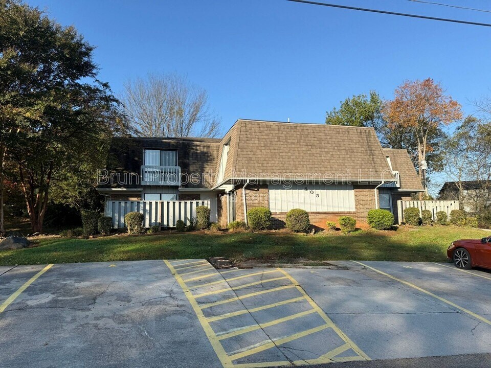 505 Cross Creek Rd in Knoxville, TN - Building Photo