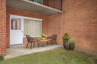 Village Square Apartments in Silver Spring, MD - Foto de edificio - Building Photo