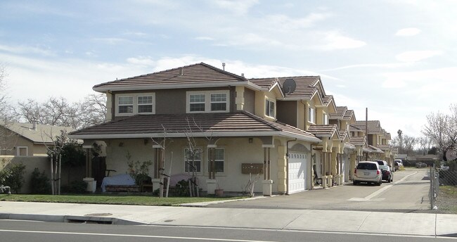 90 E Grant Line Rd in Tracy, CA - Foto de edificio - Building Photo