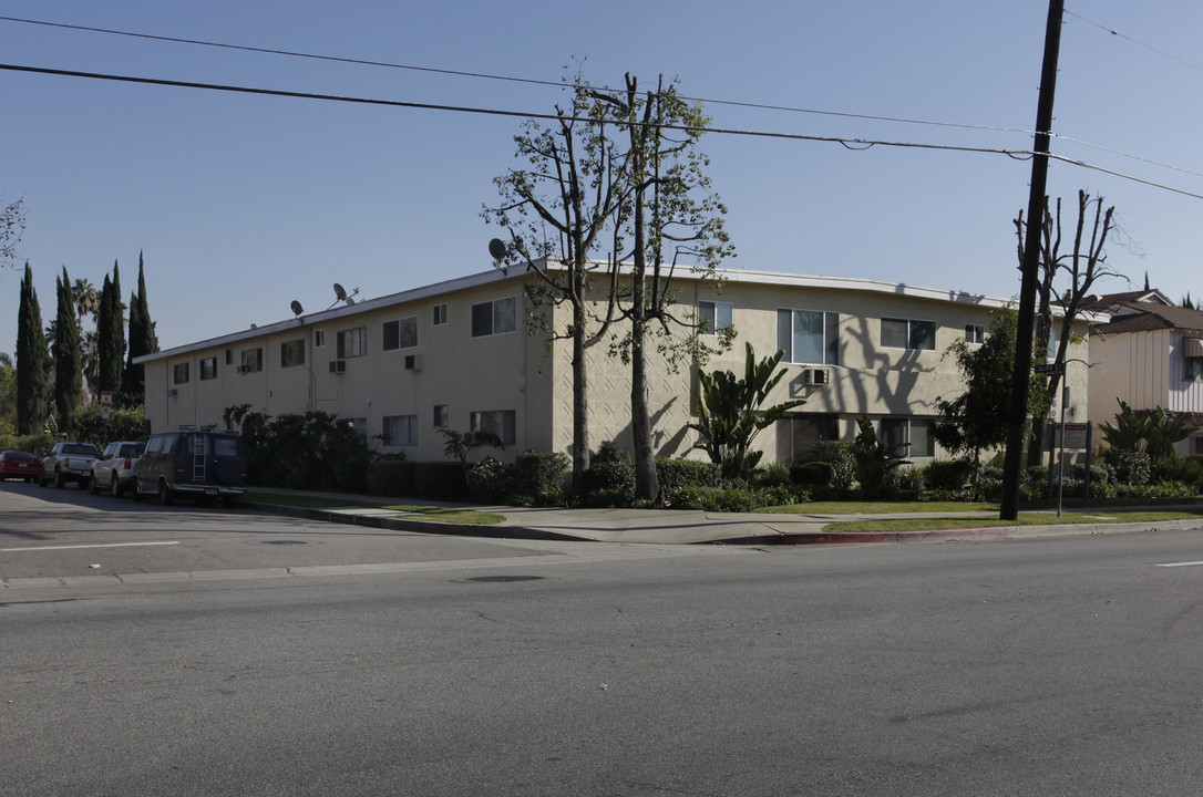 5860 Hazeltine Ave in Van Nuys, CA - Building Photo