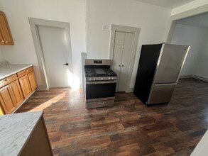 40 Garnet St, Unit Unit 4 in Fitchburg, MA - Foto de edificio - Building Photo