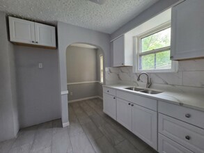 2061 Staunton Rd in Cleveland Heights, OH - Foto de edificio - Building Photo