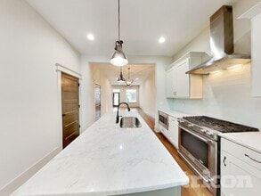 6813 Charlotte Pike in Nashville, TN - Foto de edificio - Building Photo