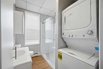 32 W Main St, Unit 2 in Bay Shore, NY - Building Photo - Building Photo