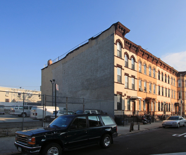 613 Hart St in Brooklyn, NY - Foto de edificio - Building Photo