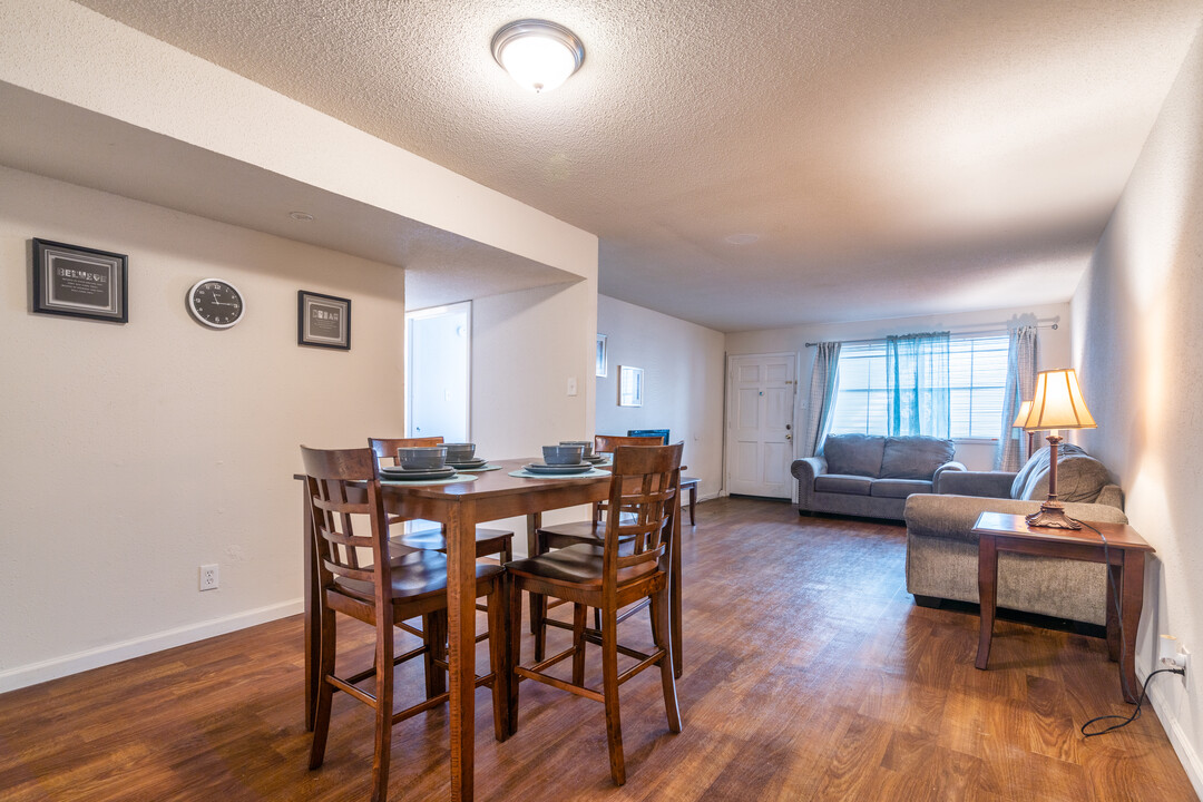 Courtyard Estates in Beaumont, TX - Building Photo